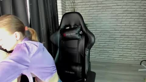 Snapshot of michelle_blond chatting on March 9, 7:01 am michelle_blond online show from March 9, 7:01 am