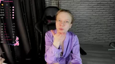 Snapshot of michelle_blond chatting on March 9, 1:15 pm michelle_blond online show from March 9, 1:15 pm