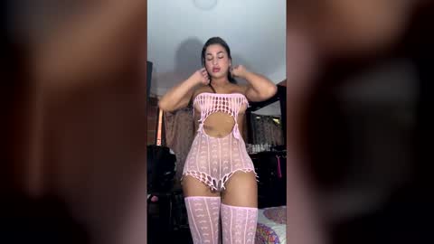 MICHELLE DE LA TORRE online show from February 25, 1:43 pm