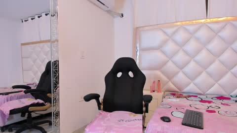 michelleblair1 online show from April 14, 12:33 pm