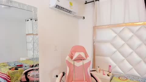 michelleblair1 online show from April 18, 7:07 pm