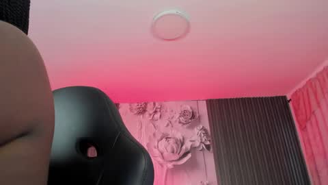 michellepreston_ online show from June 6, 11:59 am