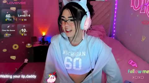 Snapshot of michellevanss22 chatting on April 23, 4:57 am online show from April 23, 4:57 am