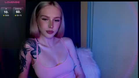 Snapshot of michellevelour chatting on June 15, 4:53 pm Michelle online show from June 15, 4:53 pm