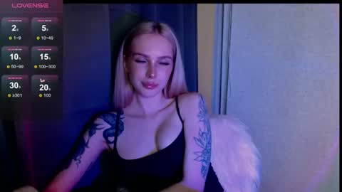 Snapshot of michellevelour chatting on June 19, 5:28 pm Michelle online show from June 19, 5:28 pm