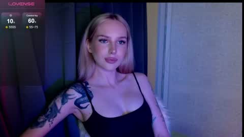 Snapshot of michellevelour chatting on June 28, 5:52 pm Michelle online show from June 28, 5:52 pm