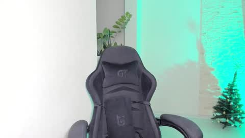 Michellee online show from December 18, 5:08 pm