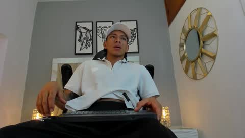 Snapshot of mickey_beasley chatting on October 12, 7:02 pm mickey online show from October 12, 7:02 pm