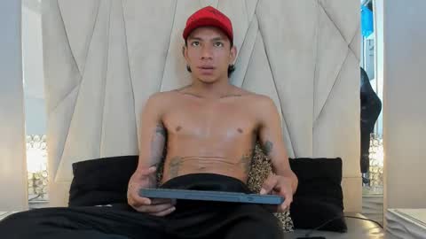 Snapshot of mickey_beasley chatting on October 22, 8:30 pm mickey online show from October 22, 8:30 pm