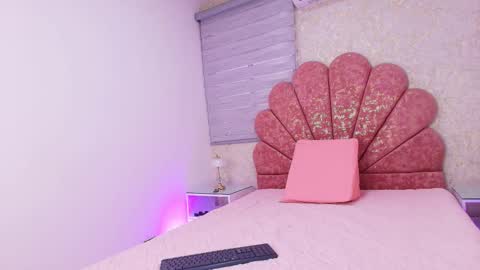 Snapshot of miia_01_ chatting on November 12, 11:54 am Mia online show from November 12, 11:54 am