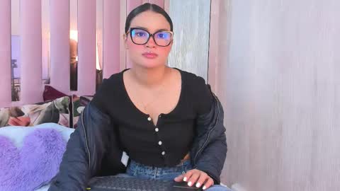 Mia  online show from October 16, 10:27 am