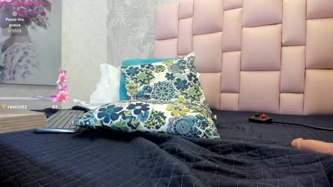 miiss_aurora_ online show from April 8, 12:32 am