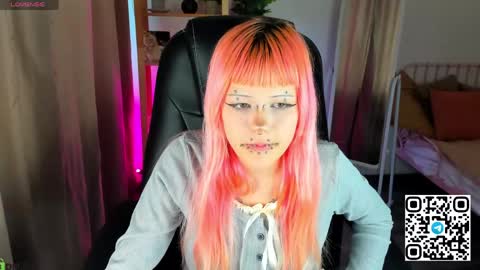 Snapshot of mika_vatashi chatting on April 25, 8:39 am Mika online show from April 25, 8:39 am