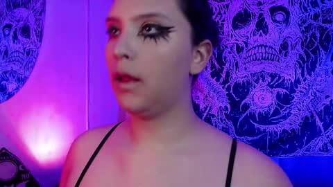 Snapshot of mikaskullcs chatting on November 23, 10:31 pm Mika online show from November 23, 10:31 pm