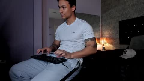 Snapshot of mike2_wills chatting on December 6, 10:49 am Mike2 wills online show from December 6, 10:49 am