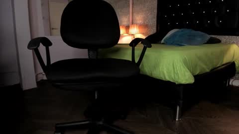 Snapshot of mike2_wills chatting on December 7, 3:36 am Mike2 wills online show from December 7, 3:36 am