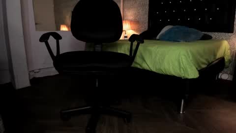 Snapshot of mike2_wills chatting on December 7, 9:50 am Mike2 wills online show from December 7, 9:50 am