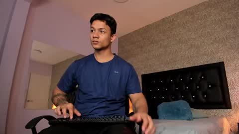 Snapshot of mike2_wills chatting on December 13, 9:57 am Mike2 wills online show from December 13, 9:57 am