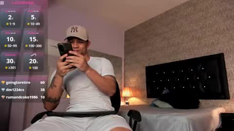 Snapshot of mike2_wills chatting on December 31, 9:42 am Mike2 wills online show from December 31, 9:42 am