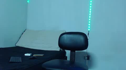 Snapshot of mike777jr chatting on February 17, 6:59 pm Mike IMDEPENDIENT MODEL online show from February 17, 6:59 pm