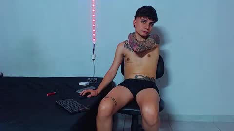 Snapshot of mike777jr chatting on October 5, 3:27 am Mike IMDEPENDIENT MODEL online show from October 5, 3:27 am