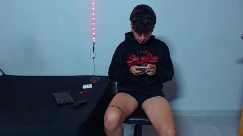 Snapshot of mike777jr chatting on October 12, 4:22 am Mike IMDEPENDIENT MODEL online show from October 12, 4:22 am