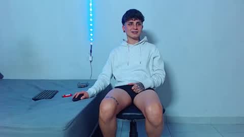 Snapshot of mike777jr chatting on October 17, 3:20 am Mike IMDEPENDIENT MODEL online show from October 17, 3:20 am