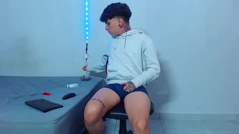 Snapshot of mike777jr chatting on October 17, 4:09 pm Mike IMDEPENDIENT MODEL online show from October 17, 4:09 pm