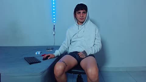 Snapshot of mike777jr chatting on October 22, 4:29 pm Mike IMDEPENDIENT MODEL online show from October 22, 4:29 pm