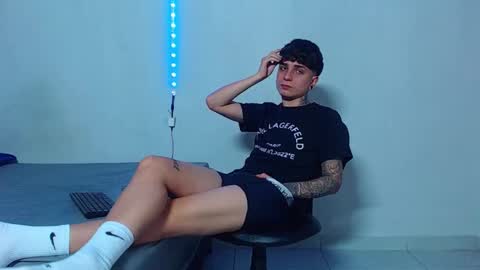 Snapshot of mike777jr chatting on November 2, 3:09 am Mike IMDEPENDIENT MODEL online show from November 2, 3:09 am