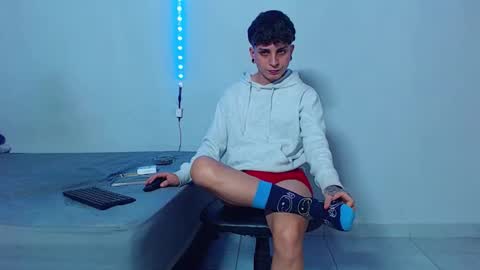 Snapshot of mike777jr chatting on November 3, 3:24 pm Mike IMDEPENDIENT MODEL online show from November 3, 3:24 pm