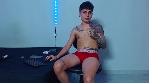 Snapshot of mike777jr chatting on November 15, 1:47 am Mike IMDEPENDIENT MODEL online show from November 15, 1:47 am