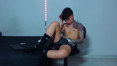 Snapshot of mike777jr chatting on November 22, 2:43 am Mike IMDEPENDIENT MODEL online show from November 22, 2:43 am