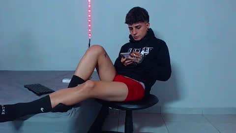 Snapshot of mike777jr chatting on December 1, 3:33 am Mike IMDEPENDIENT MODEL online show from December 1, 3:33 am