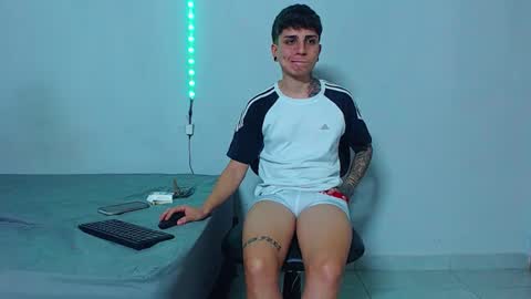 Snapshot of mike777jr chatting on December 3, 3:58 am Mike IMDEPENDIENT MODEL online show from December 3, 3:58 am