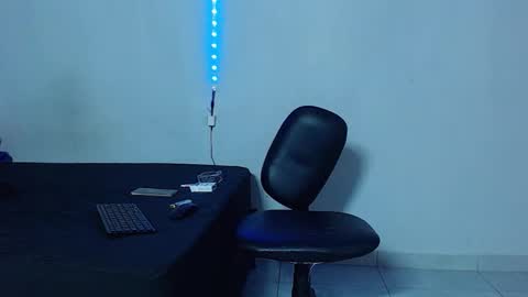 Snapshot of mike777jr chatting on December 5, 1:42 pm Mike IMDEPENDIENT MODEL online show from December 5, 1:42 pm