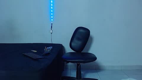 Snapshot of mike777jr chatting on December 14, 2:06 am Mike IMDEPENDIENT MODEL online show from December 14, 2:06 am