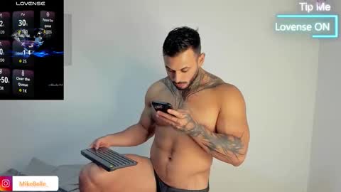 Snapshot of mike_belle chatting on November 14, 11:24 pm Mike Belle online show from November 14, 11:24 pm