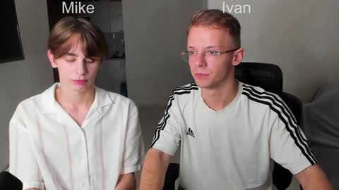 Snapshot of mike_ees chatting on November 9, 10:41 pm Ivan and Mikemikee online show from November 9, 10:41 pm