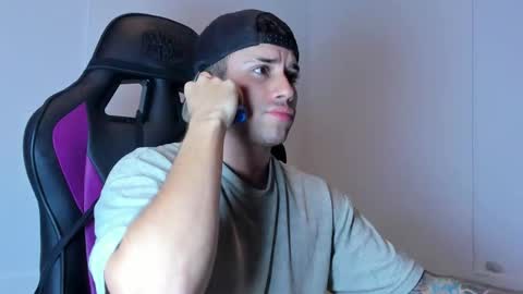 Snapshot of mike_montoya chatting on December 5, 12:25 pm Mike Montoya online show from December 5, 12:25 pm