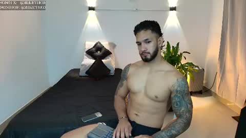 Snapshot of mikethomson01 chatting on June 13, 12:41 am Mike online show from June 13, 12:41 am