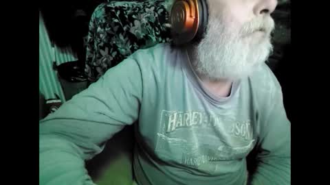 Snapshot of mikevm420 chatting on December 5, 7:06 pm mike online show from December 5, 7:06 pm