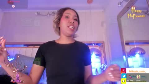 Mikeyla  online show from October 22, 8:52 pm