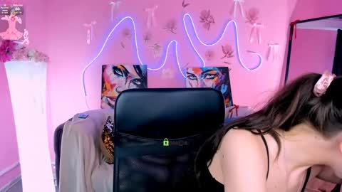 Snapshot of miki_nikki chatting on May 29, 5:49 am Miki online show from May 29, 5:49 am