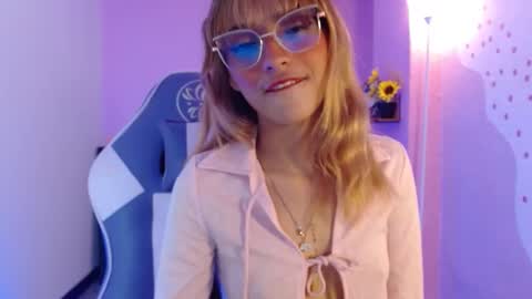 Snapshot of mikka_ela chatting on September 10, 2:06 pm Mikka 3 online show from September 10, 2:06 pm