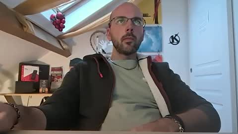 Snapshot of mikmik91 chatting on December 17, 3:39 pm mikmik91 online show from December 17, 3:39 pm