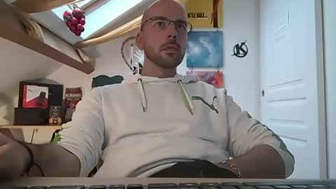 Snapshot of mikmik91 chatting on January 8, 2:46 pm mikmik91 online show from January 8, 2:46 pm