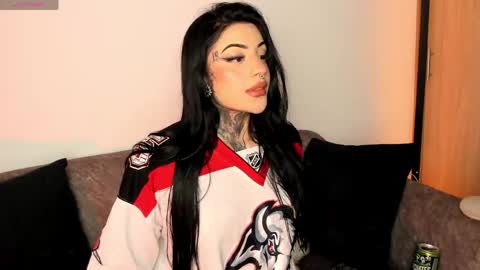 Snapshot of mila_monty__ chatting on May 8, 3:45 am online show from May 8, 3:45 am