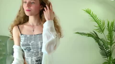Snapshot of mila_stain chatting on May 4, 5:47 am Mila online show from May 4, 5:47 am