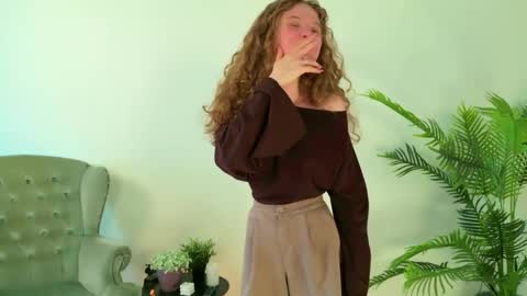 Snapshot of mila_stain chatting on May 12, 8:44 am Mila online show from May 12, 8:44 am